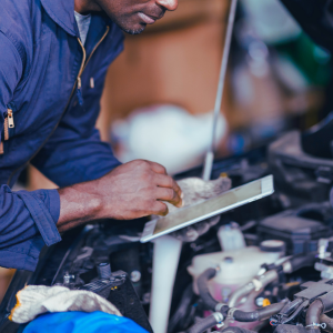 Técnico revisando centralita ECU motor en Alicante